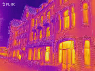Warmtecamera-opname van een gebouwschil toont koudebruggen en warmteverliezen in kleurspectrum — instrument van Zuidhoek Bouwconsultancy