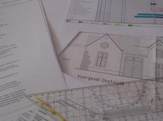 Bouwkundig inspecteur beoordeelt de onderhoudsstaat van een gevel tijdens een periodieke NEN 2767 inspectieronde